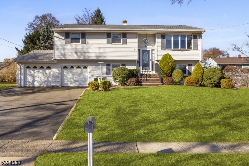 Property Photo:  6 Lund Ct  NJ 08854 