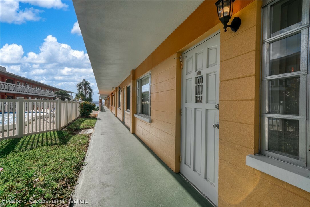 Property Photo:  2113 Lakeview Drive 1B  FL 33870 