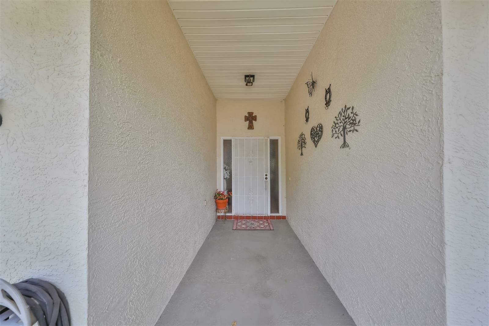 Property Photo:  909 Sun Key Court  FL 33573 