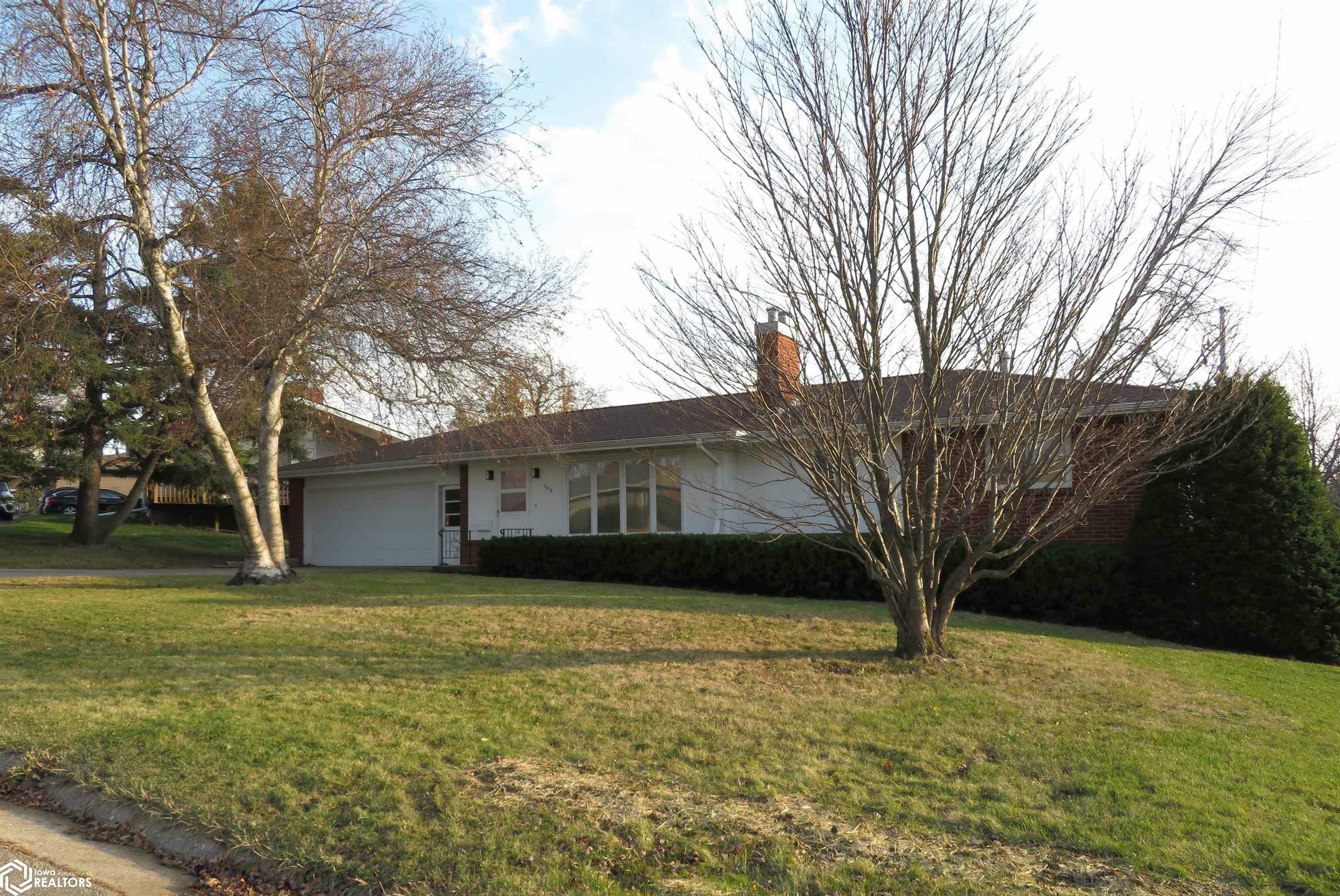 Property Photo:  506 Sunset Lane  IA 50158 