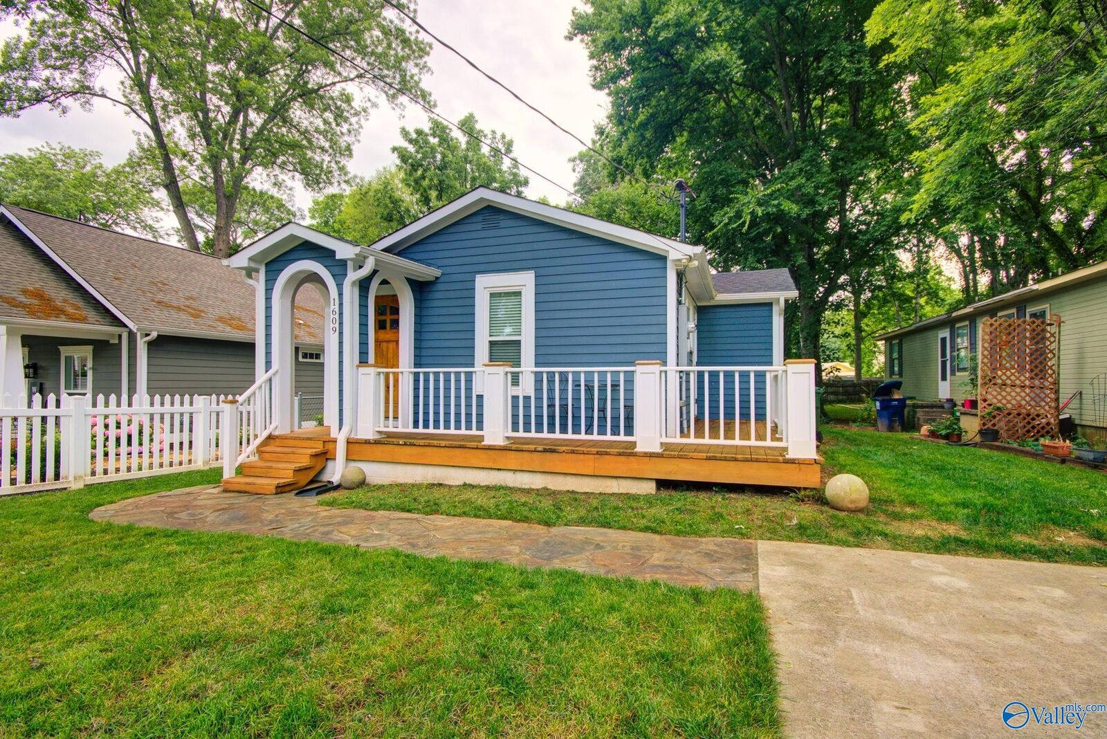 Property Photo: 1609 Humes Avenue NE AL 35801