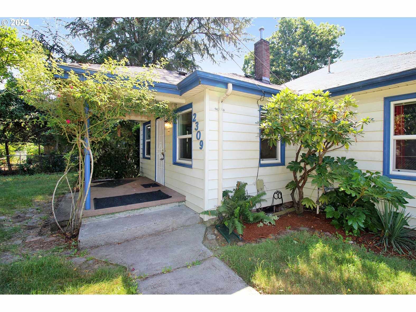 Property Photo:  2309 SE 90th Ave  OR 97216 