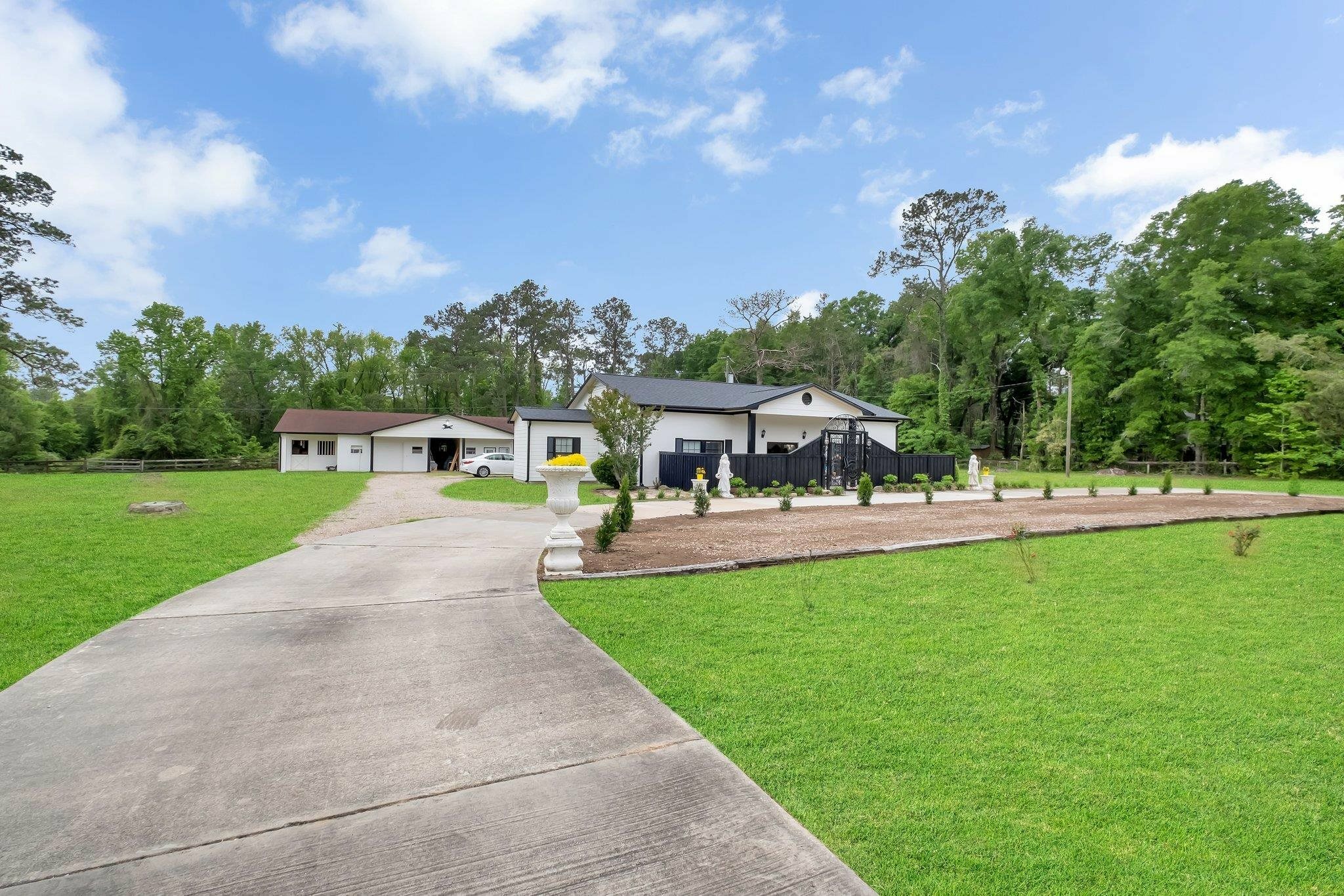 Property Photo:  5902 Shady Rest Road  FL 32333 