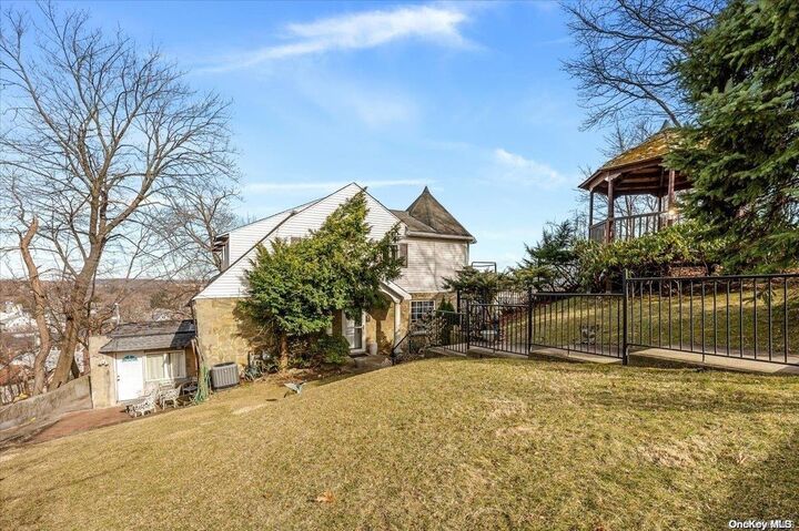 Property Photo:  45 East Loop Road  NY 10304 