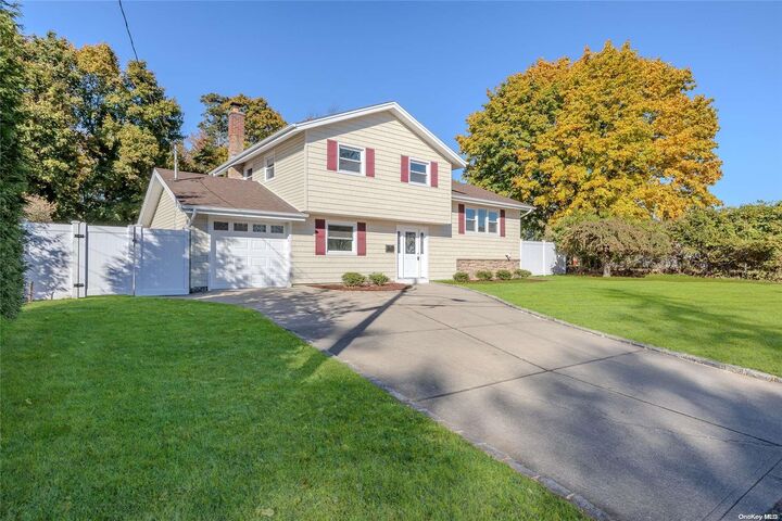 Property Photo:  7 Radburn Lane  NY 11776 