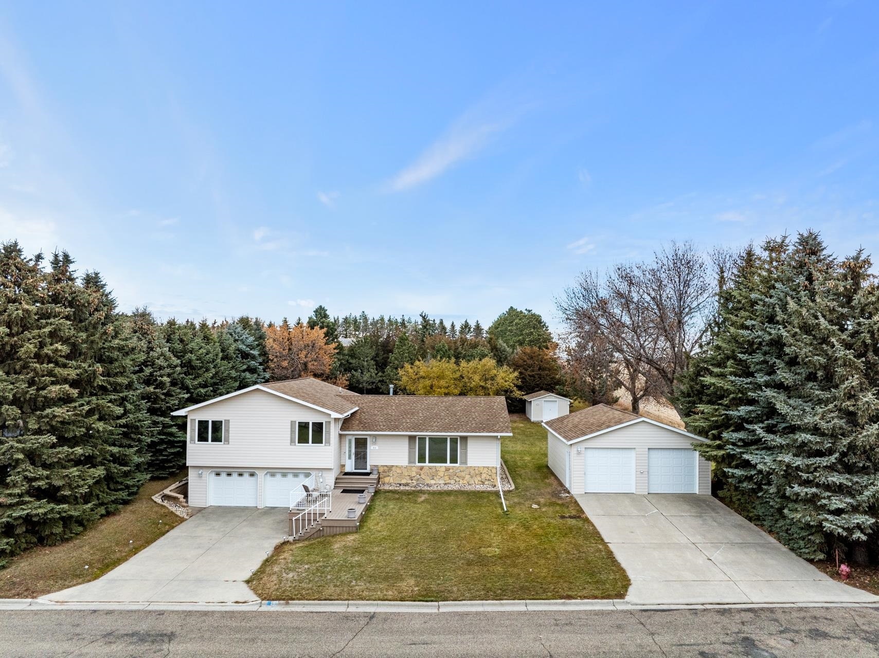 Property Photo: 834 NE 4th Ave ND 58540