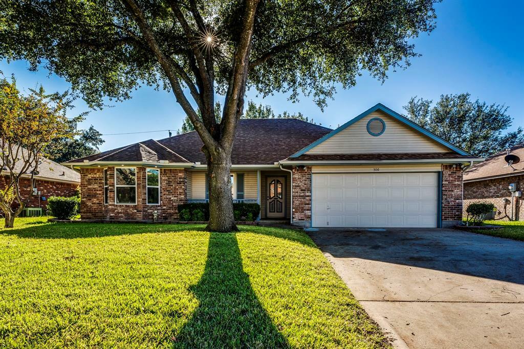 Property Photo:  306 Modene Avenue  TX 75165 