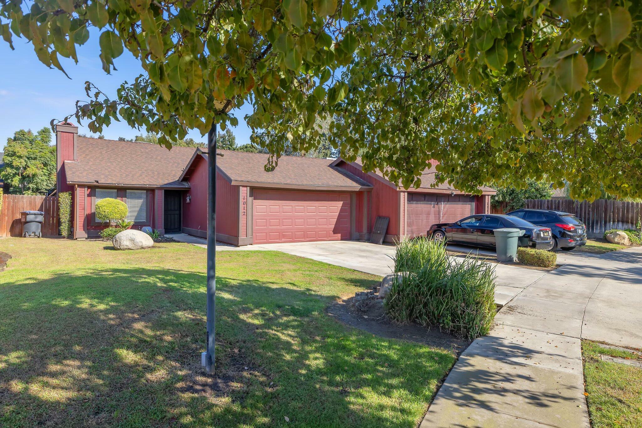 Property Photo:  1012 E Oakridge Avenue  CA 93292 