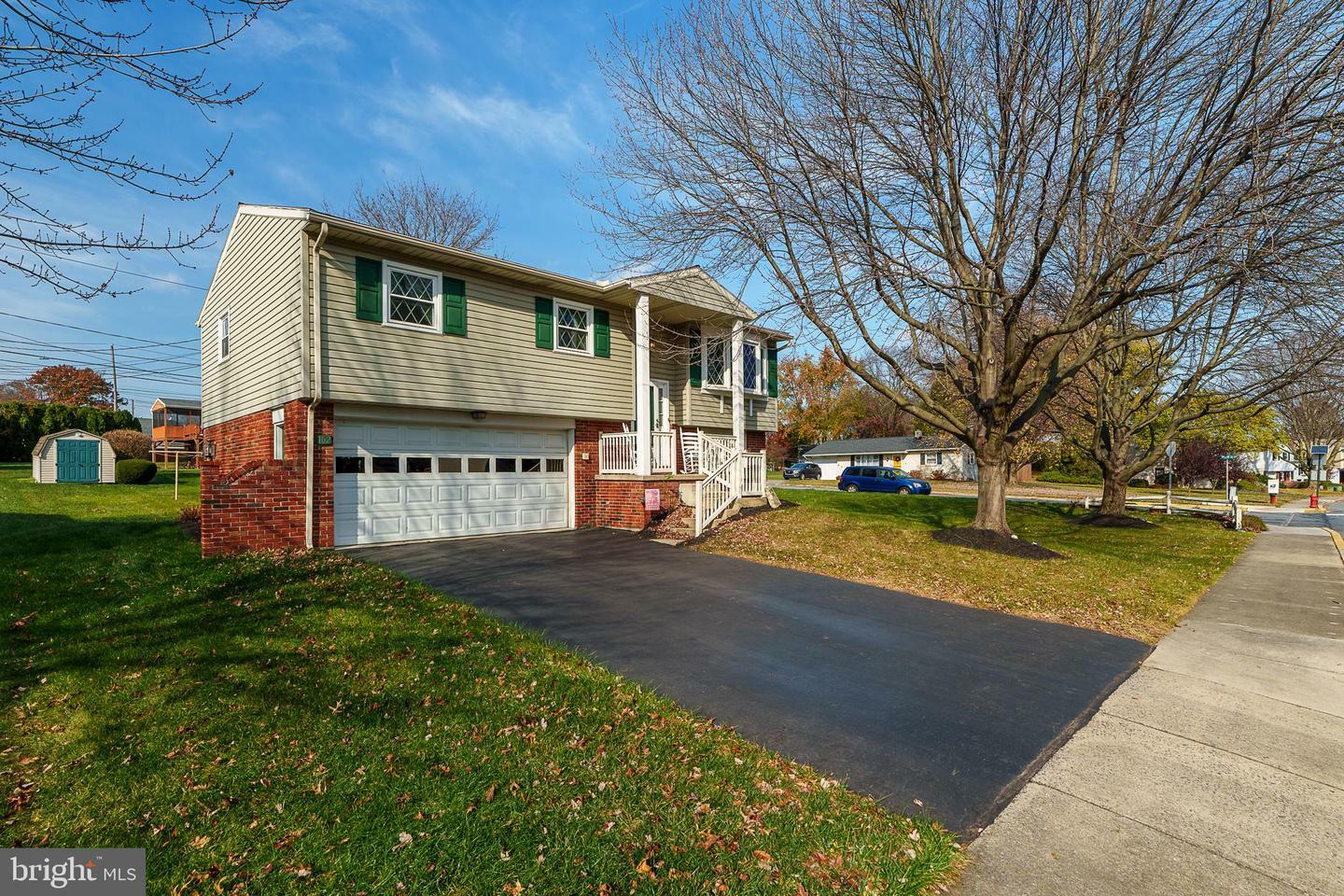 Property Photo:  102 S Oak Street  PA 17543 