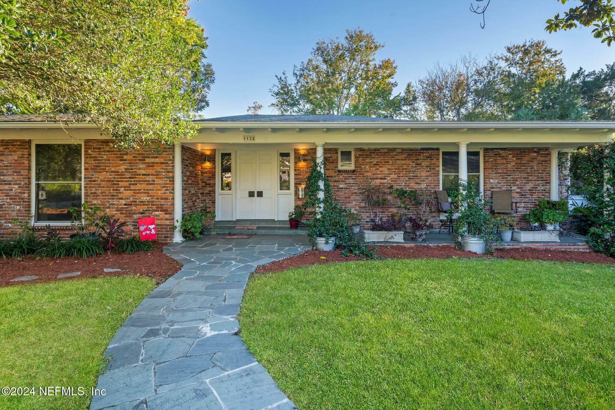 Property Photo: 1124 Oriental Gardens Road FL 32207