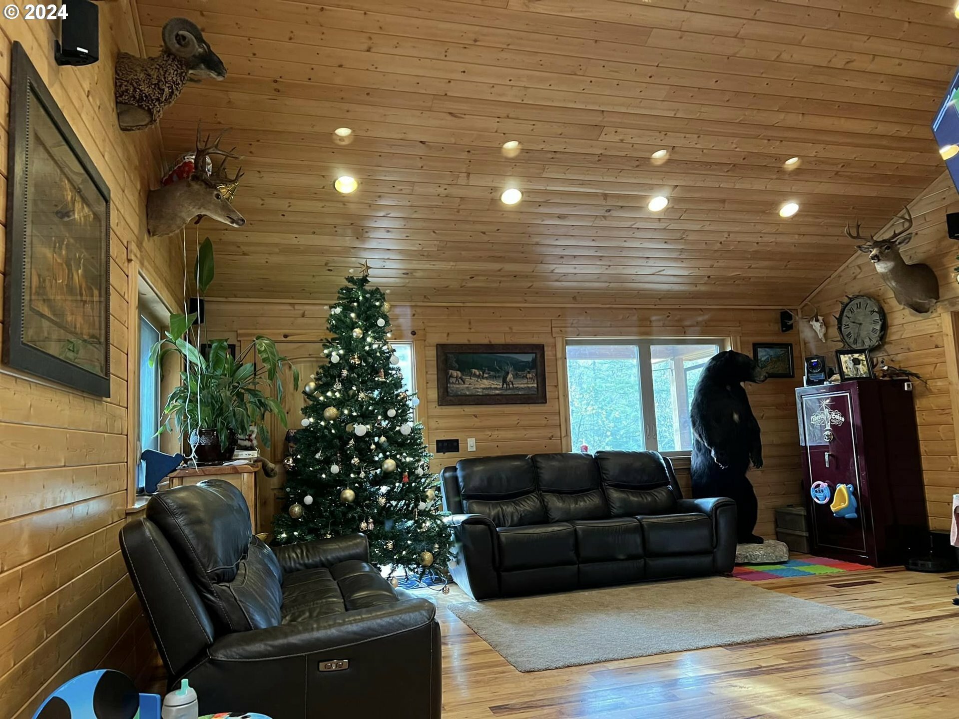 Property Photo:  58885 E Marmot Rd  OR 97055 