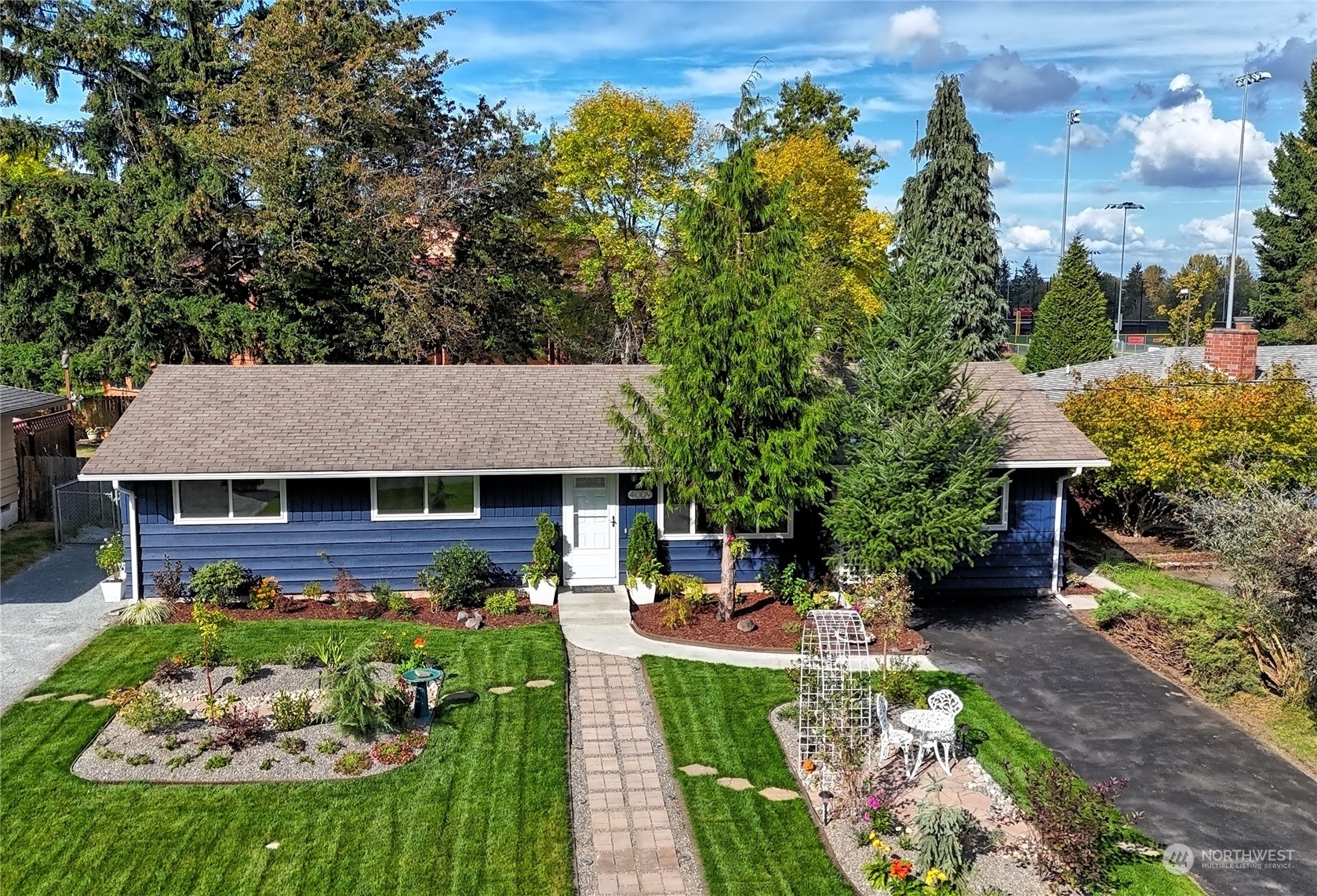 Property Photo:  4009 219th Street SW  WA 98043 