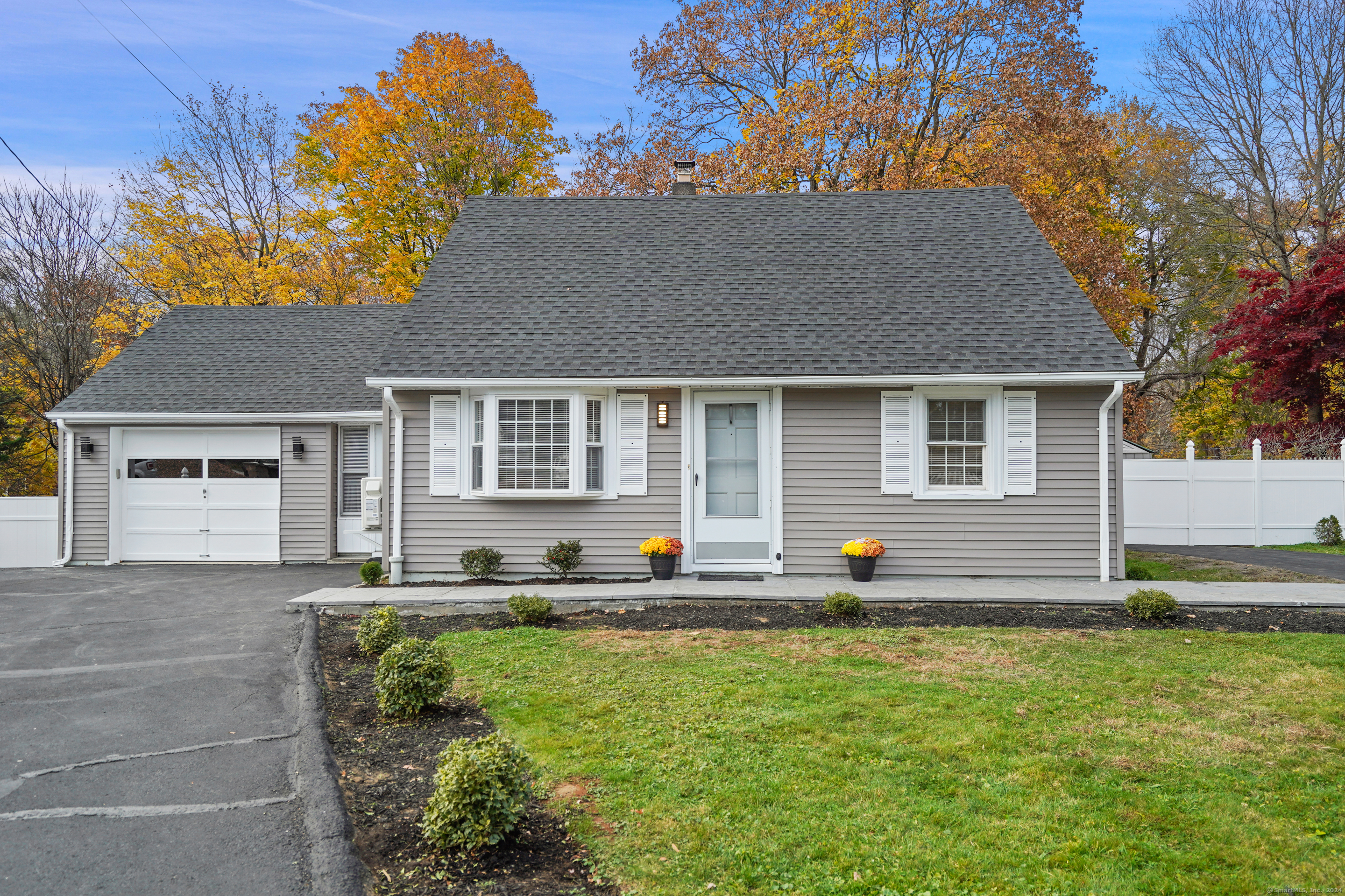 Property Photo:  86 Old Barn Road West  CT 06905 