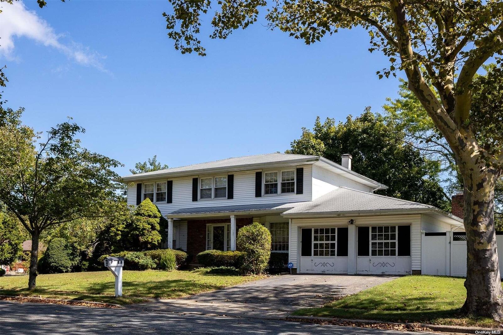 Property Photo:  1 Jumel Place  NY 11746 