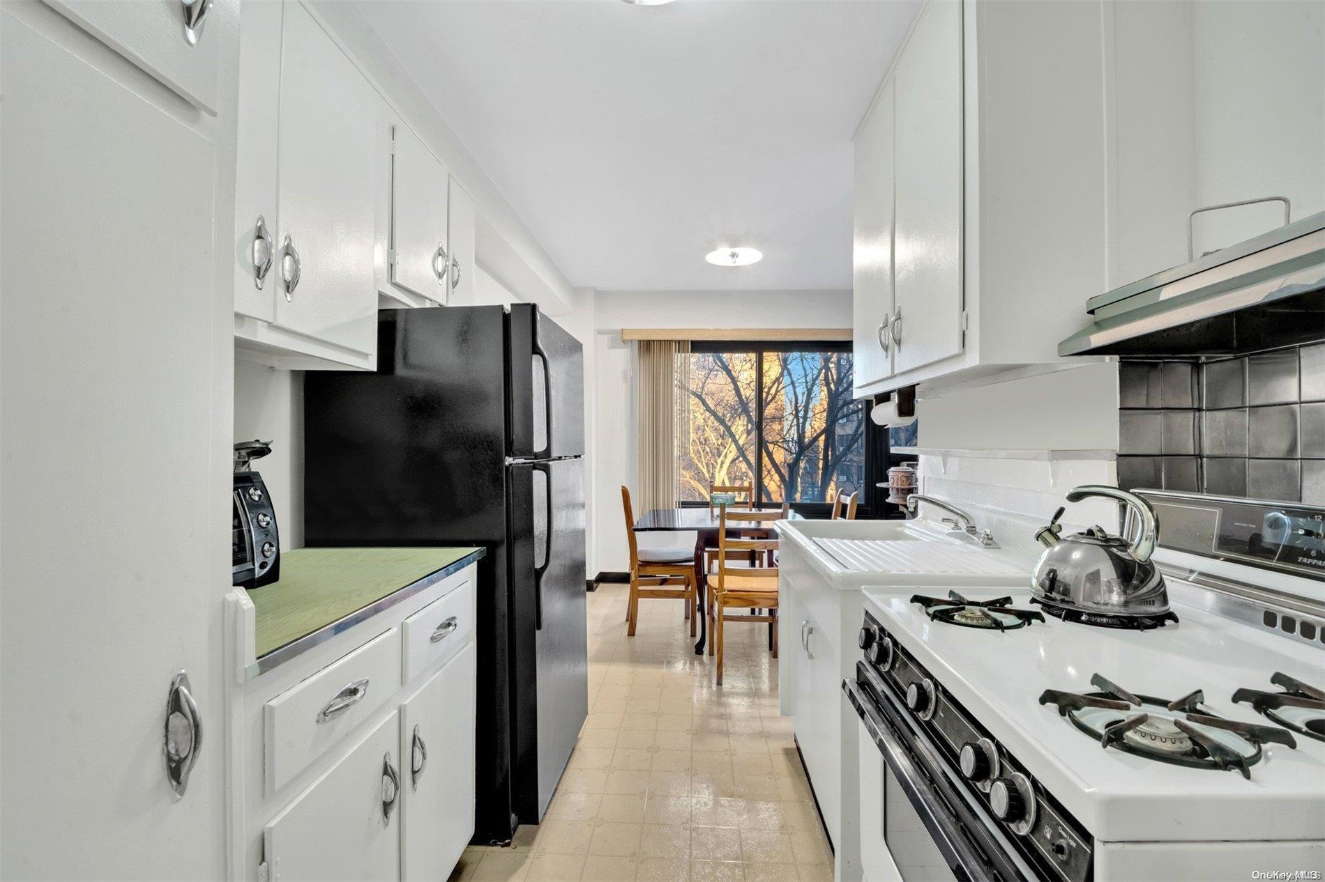 Property Photo:  33-64 21 Street 5D  NY 11106 