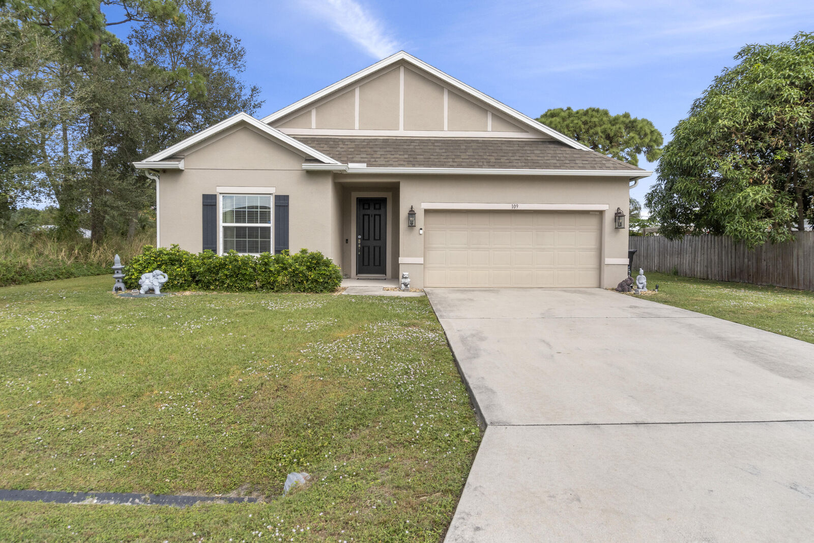 Property Photo:  109 SW Duval Avenue  FL 34983 