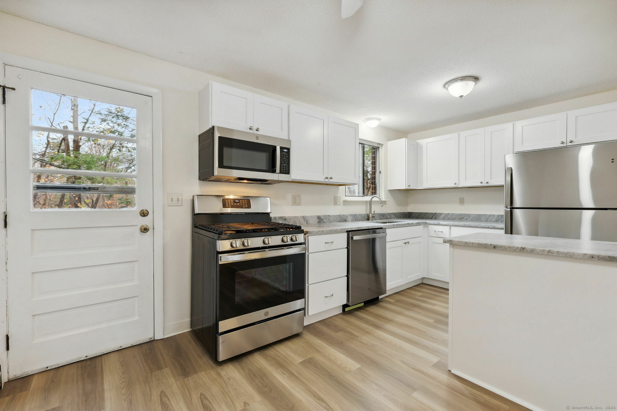 Property Photo:  292 Green Road Apt B  CT 06042 