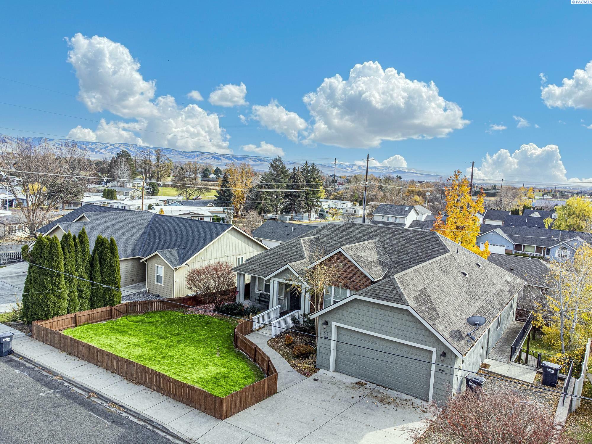 Property Photo:  718 SE Scenic View Dr  WA 99324 