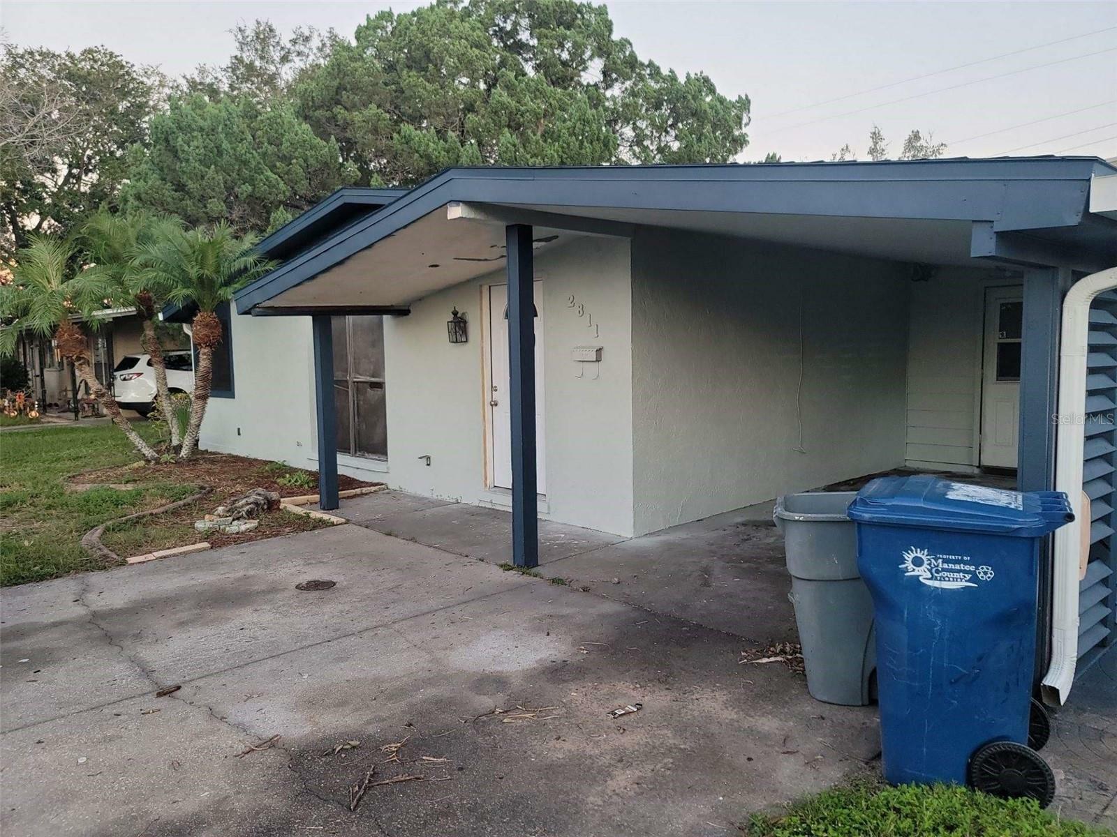 Property Photo:  2811 Bayshore Gardens Parkway  FL 34207 