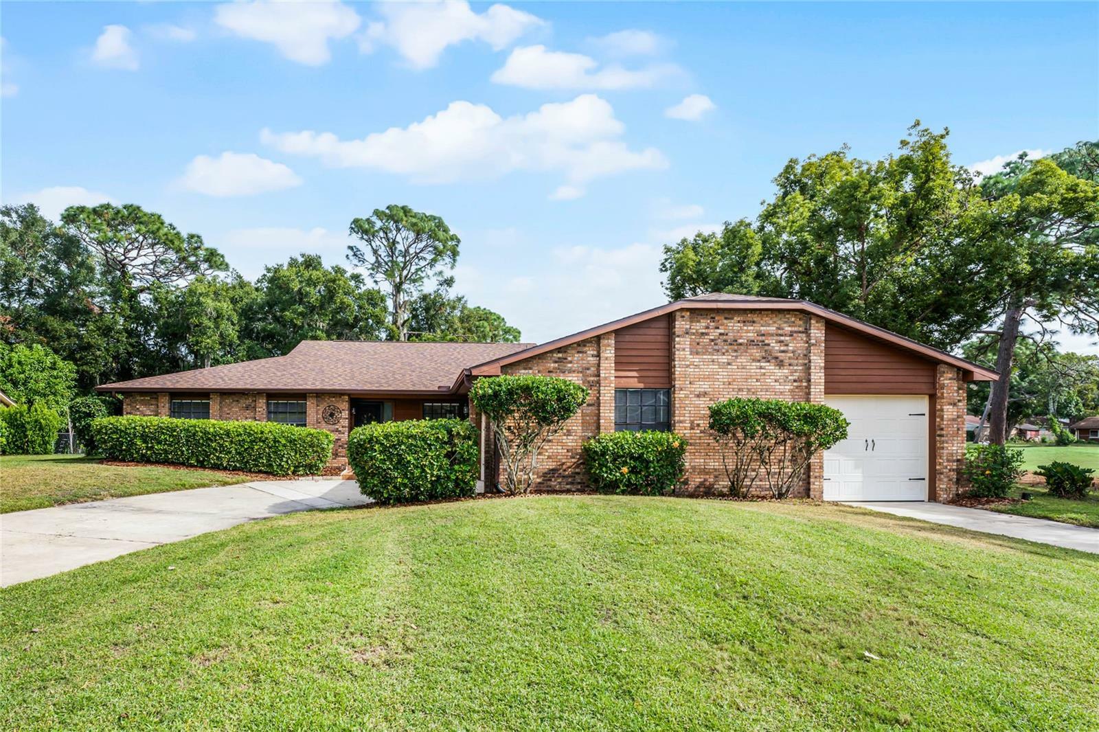 Property Photo: 555 Queens Mirror Circle FL 32707