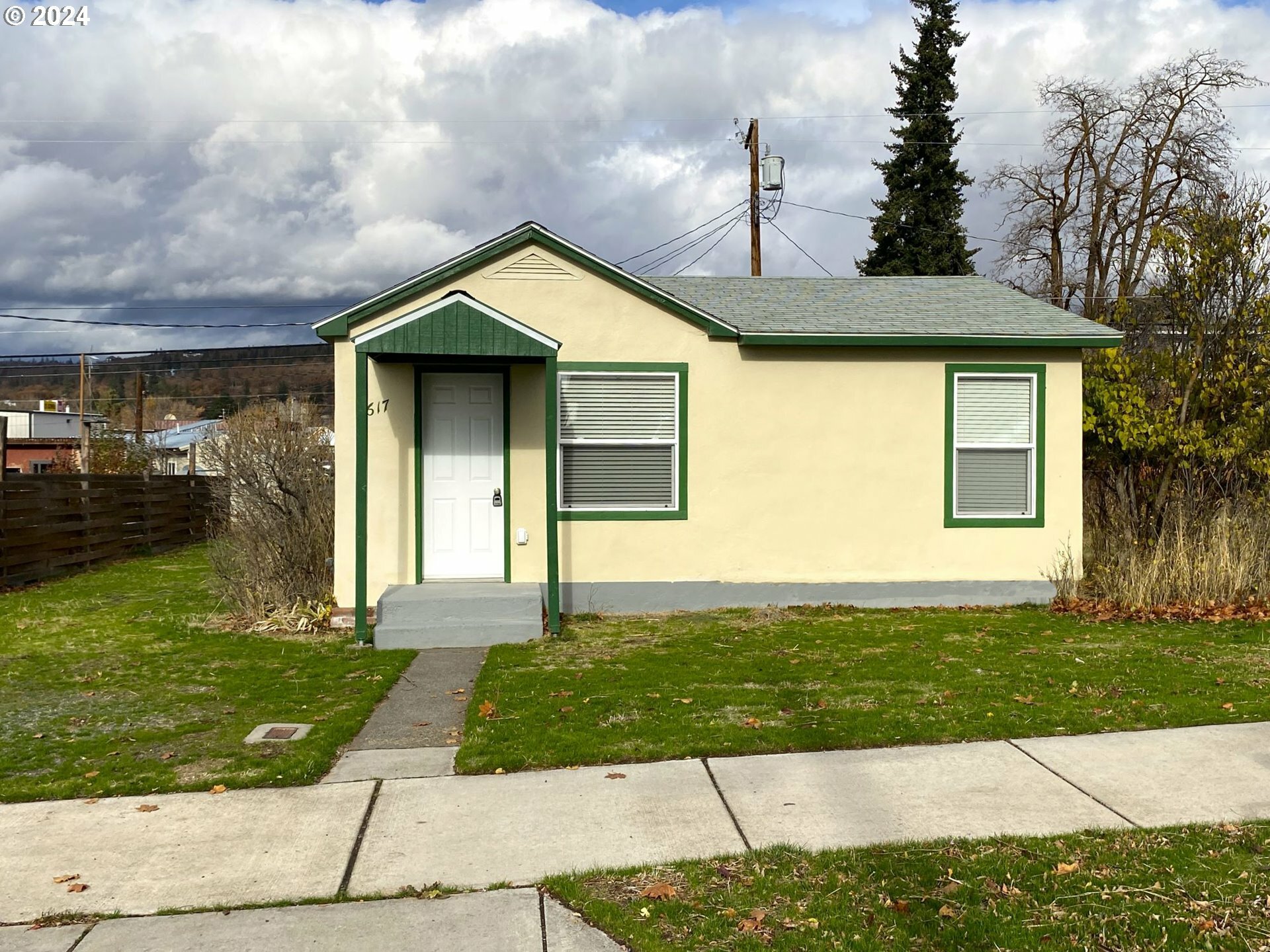 Property Photo:  617 E Court St  WA 98620 