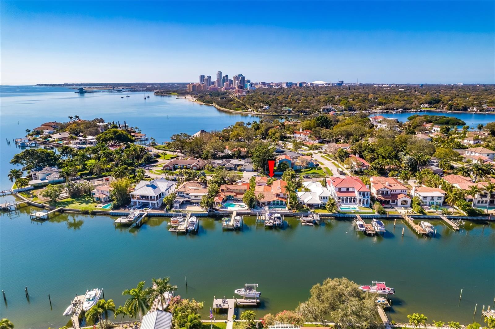 Property Photo: 747 Brightwaters Boulevard NE FL 33704
