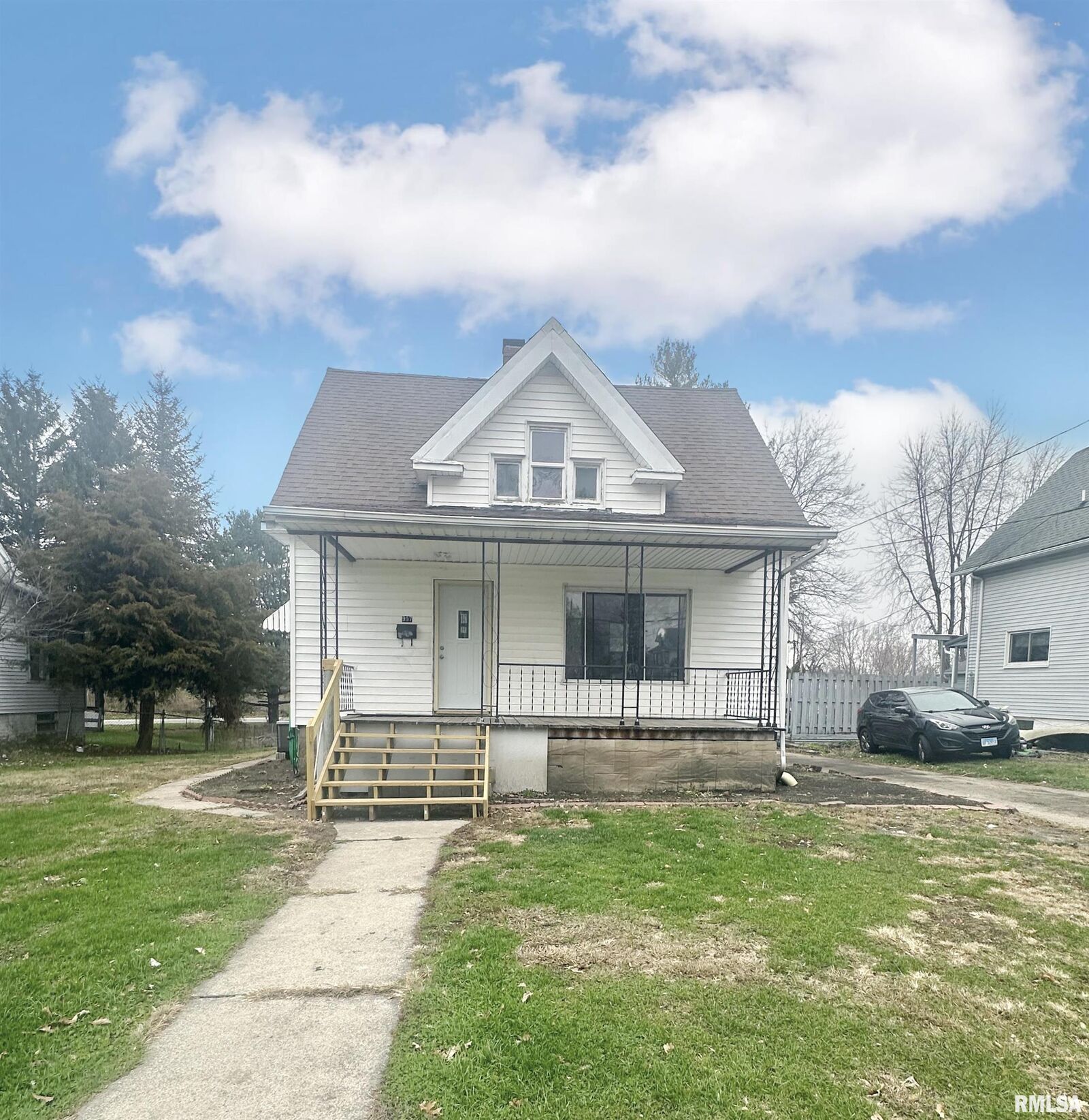 Property Photo:  997 E North Street  IL 61401 