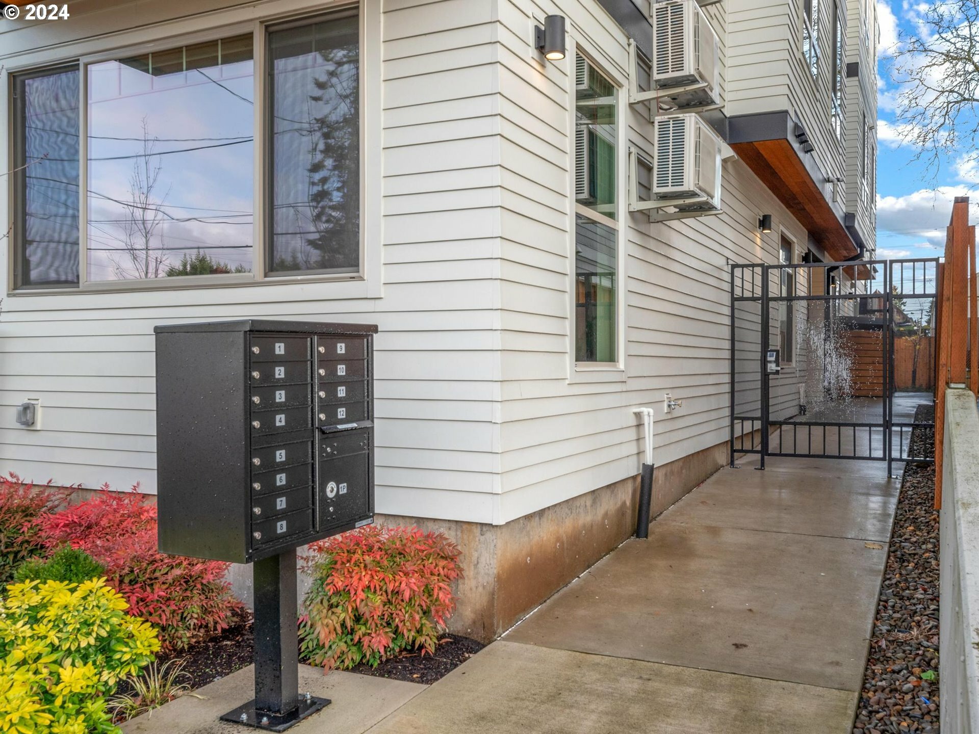 Property Photo: 6610 N Greenwich Ave 5 OR 97217