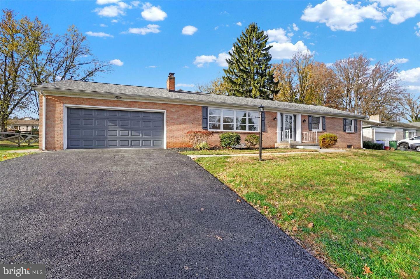 Property Photo:  250 N Lynbrook Drive N  PA 17402 