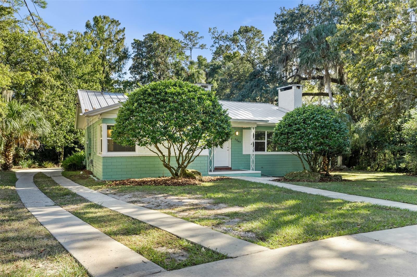 Property Photo: 1065 SW 11th Avenue FL 32601