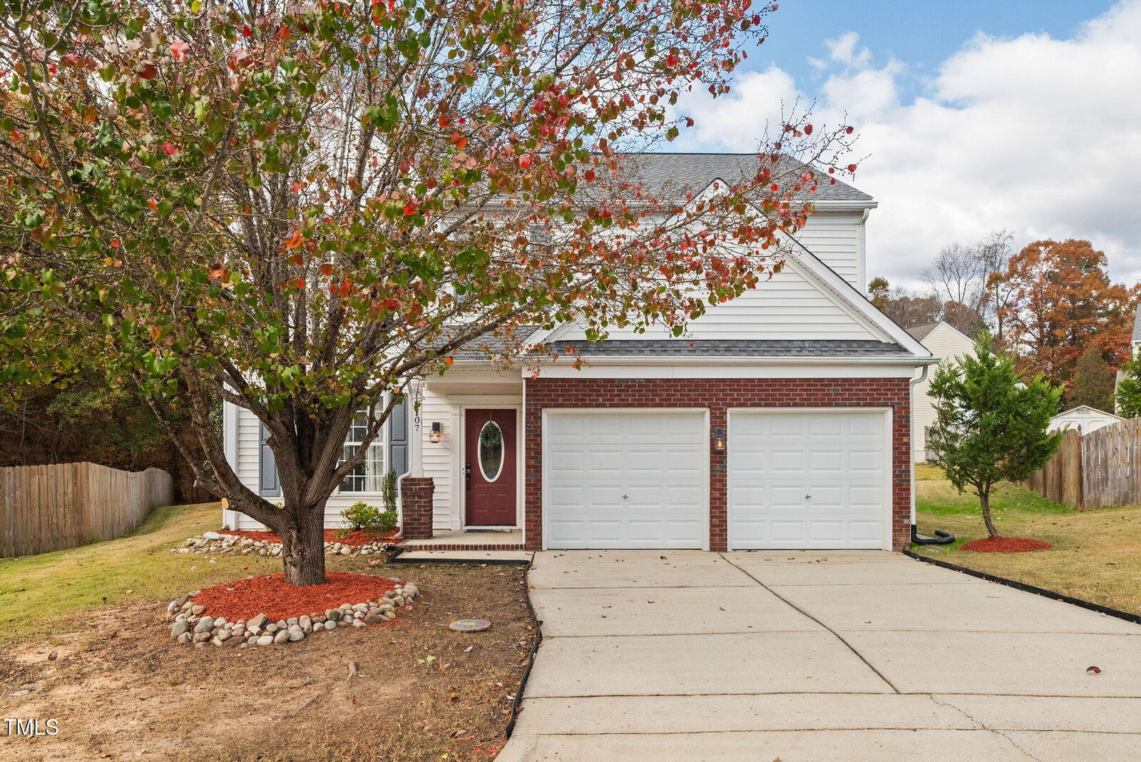 Property Photo: 107 Hearthside Court NC 27502