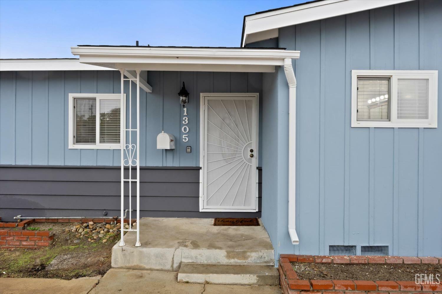 Property Photo:  1305 University Avenue  CA 93305 