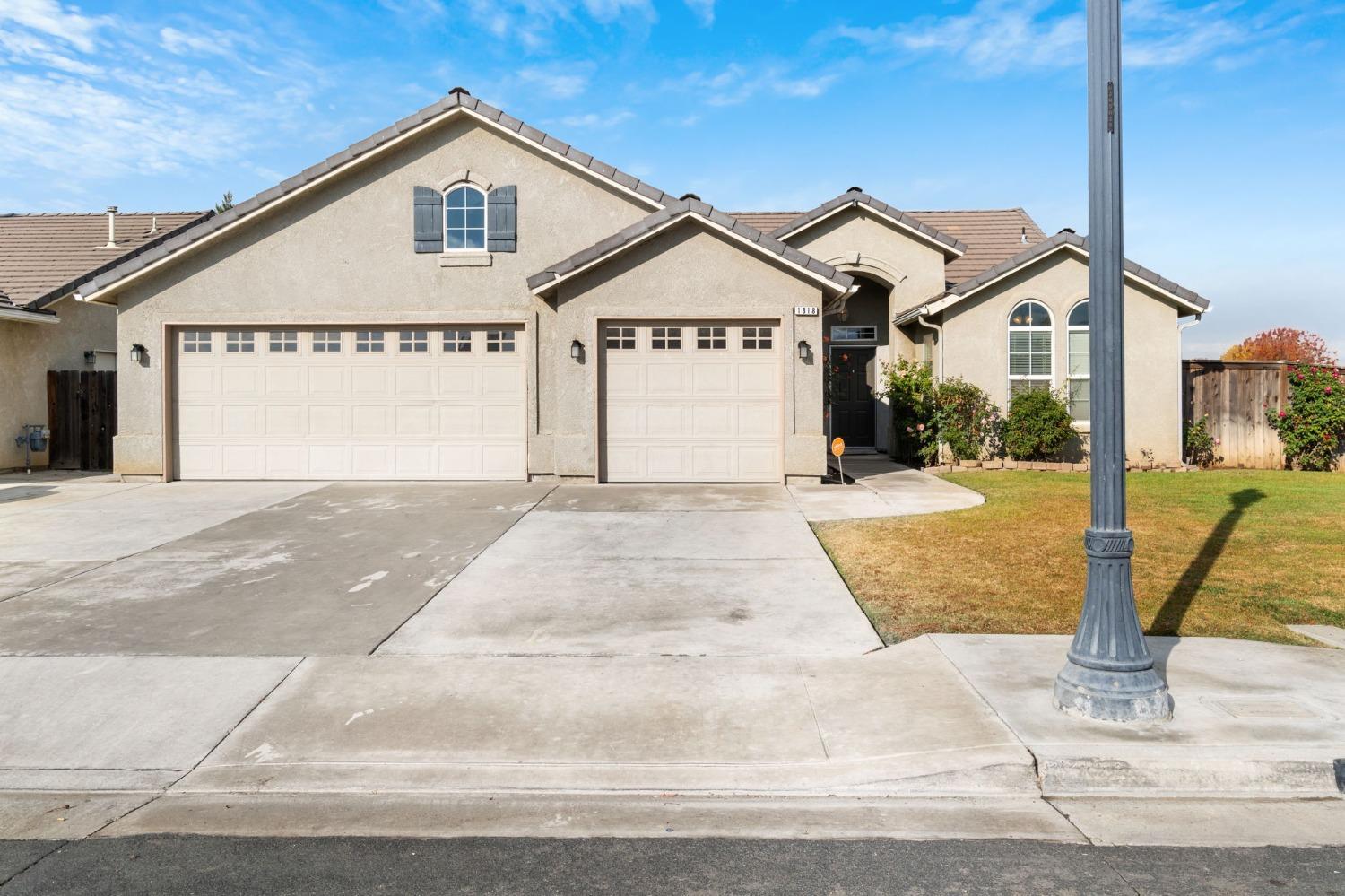 Property Photo:  1818 Lime Avenue  CA 93657 