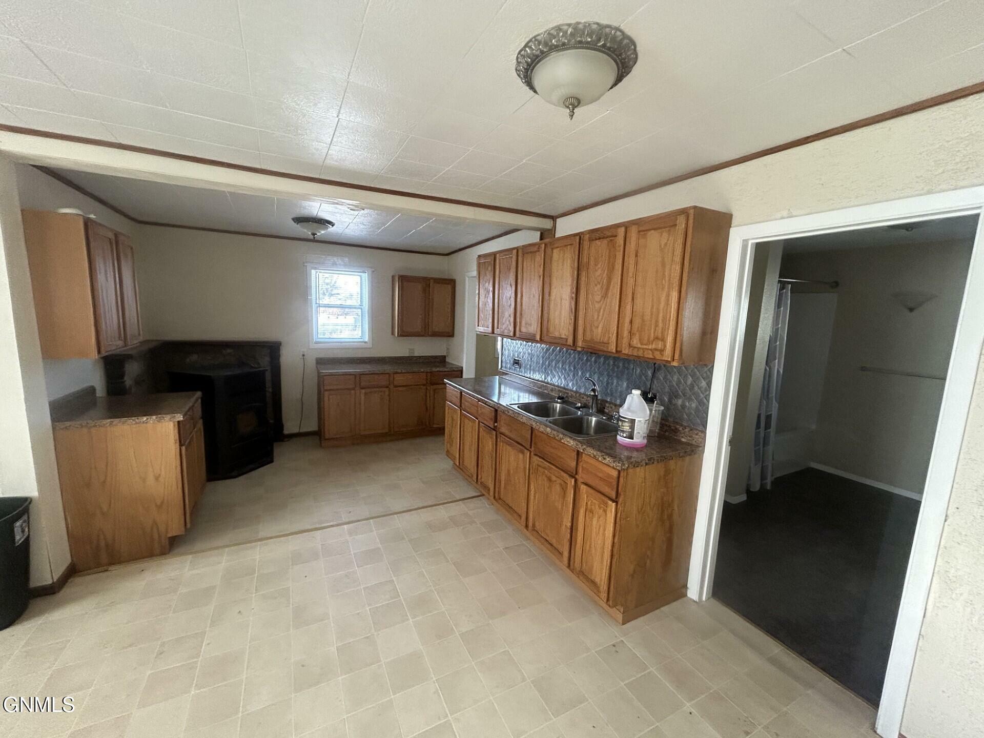 Property Photo:  107 3rd Avenue NW  ND 58623 