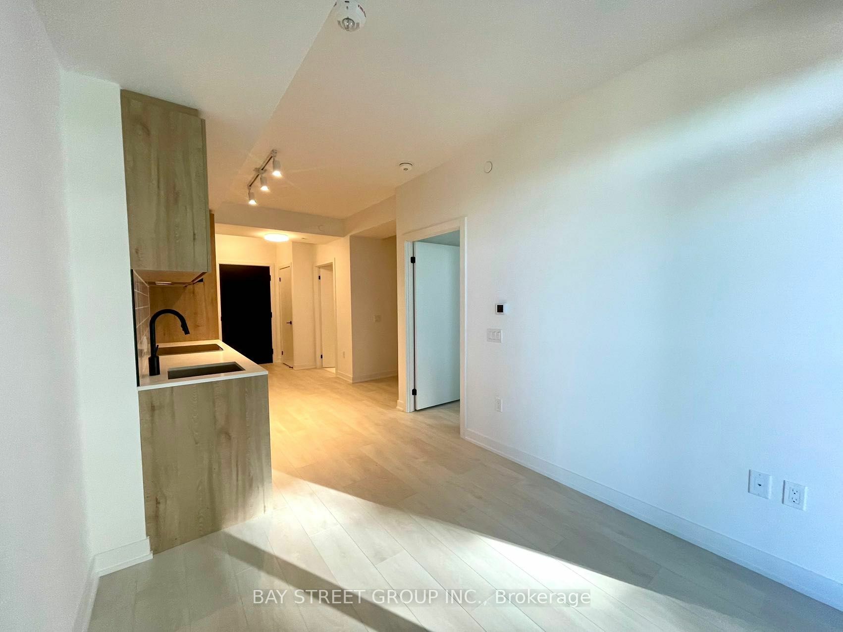 Property Photo:  127 Broadway Ave 1508  ON M4P 1V4 