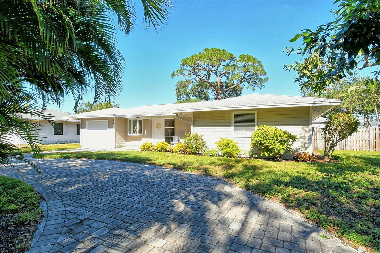 Property Photo:  1905 Jasmine Drive  FL 34239 