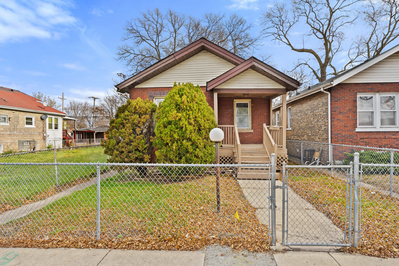 Property Photo:  10215 S Bensley Avenue  IL 60617 