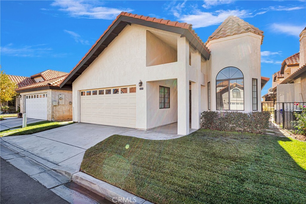 Property Photo:  19235 Pine Way  CA 92308 