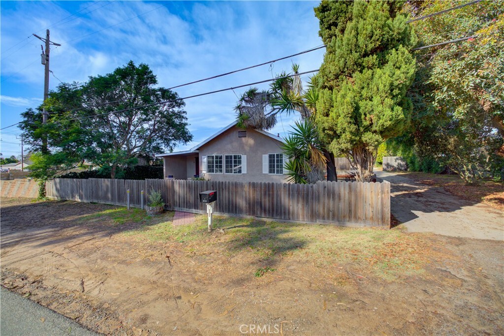 Property Photo:  870 Southland Street A&Ampb  CA 93444 