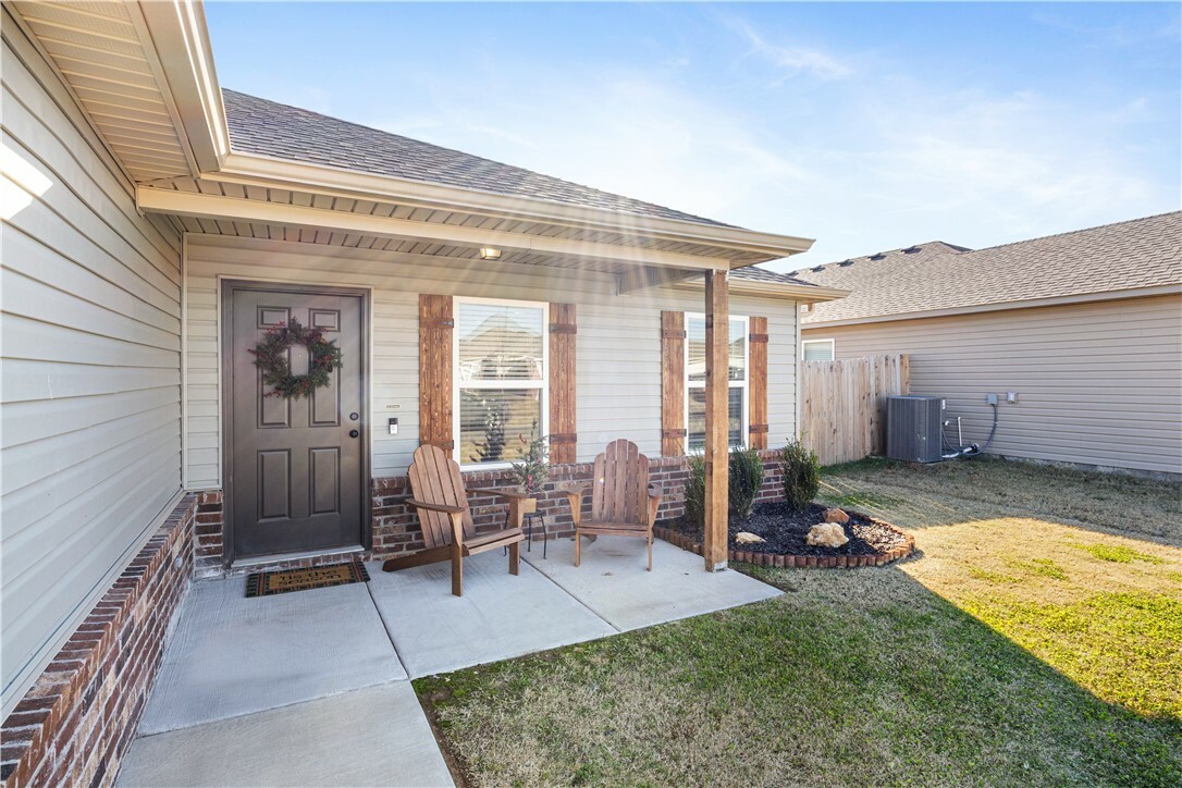 Property Photo:  993 E Starling Street  AR 72701 