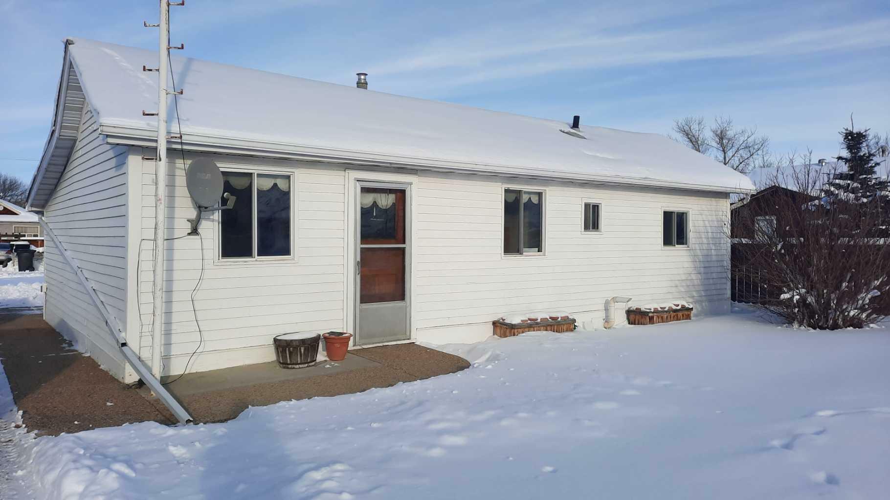 Property Photo:  48 1 Street E  AB T0J 2V0 