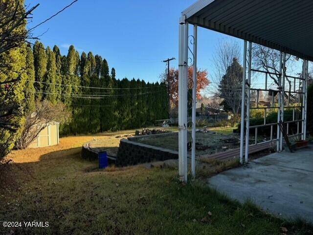 Property Photo:  229 N 35th Ave  WA 98902 