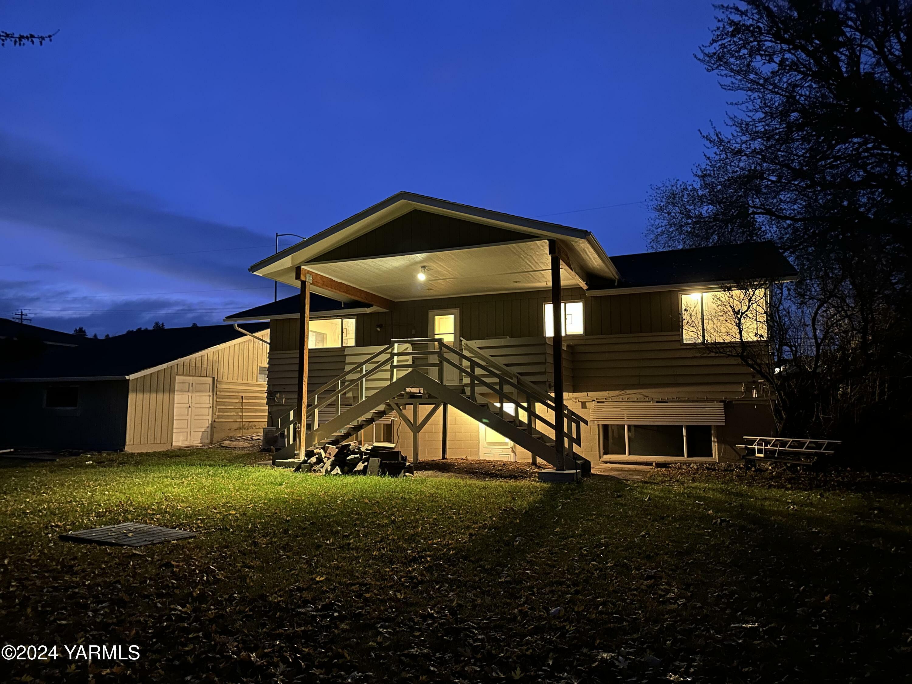 Property Photo:  7408 Summitview Ave  WA 98908 