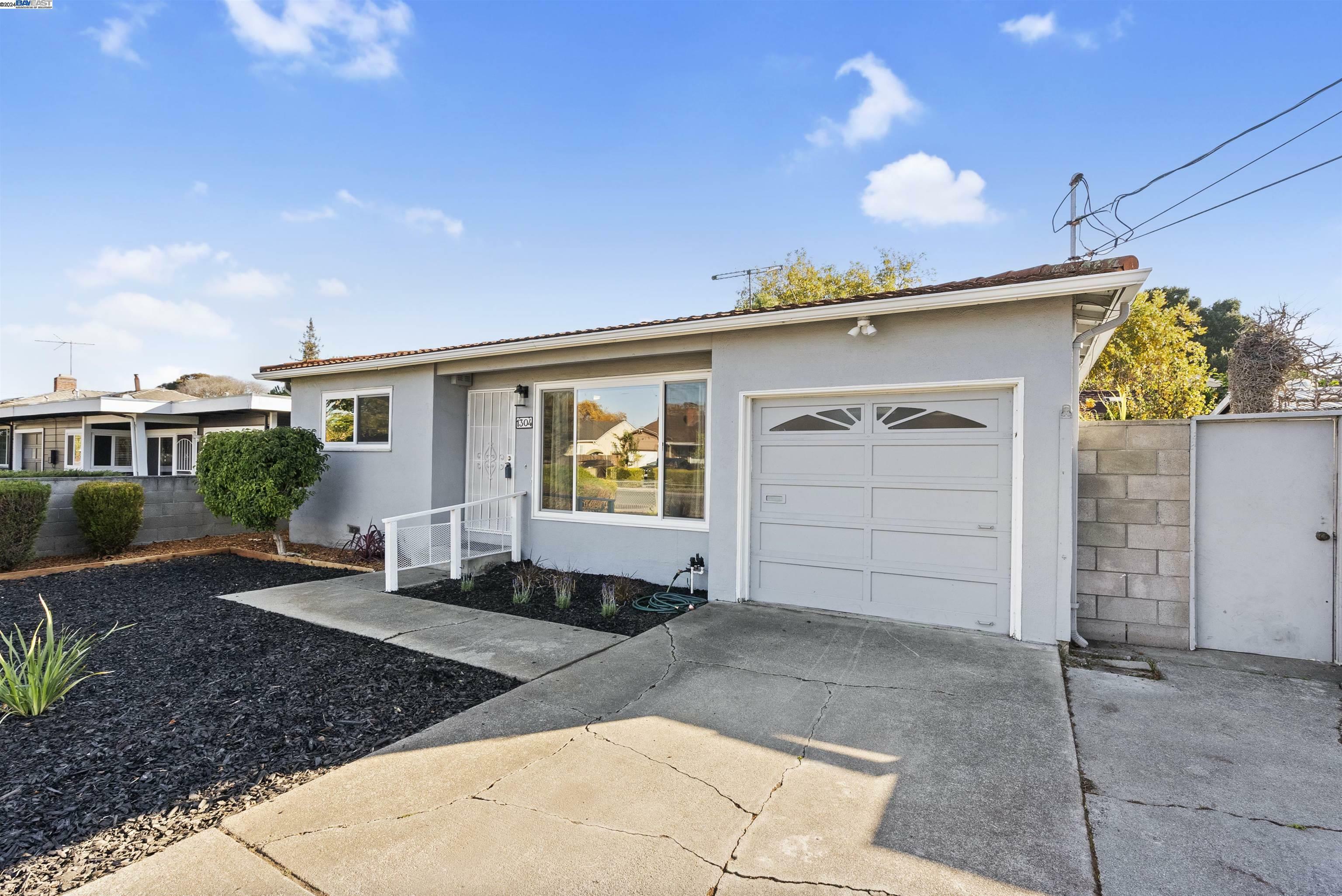 Property Photo:  1304 Hollyburne Ave  CA 94025 