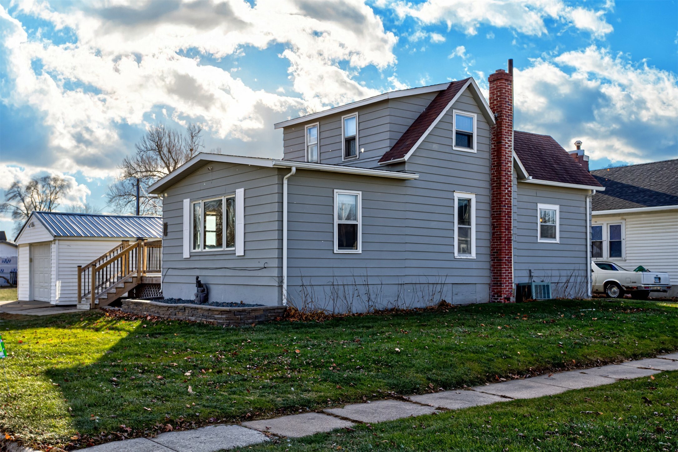 Property Photo:  201 Tama Street  IA 50244 