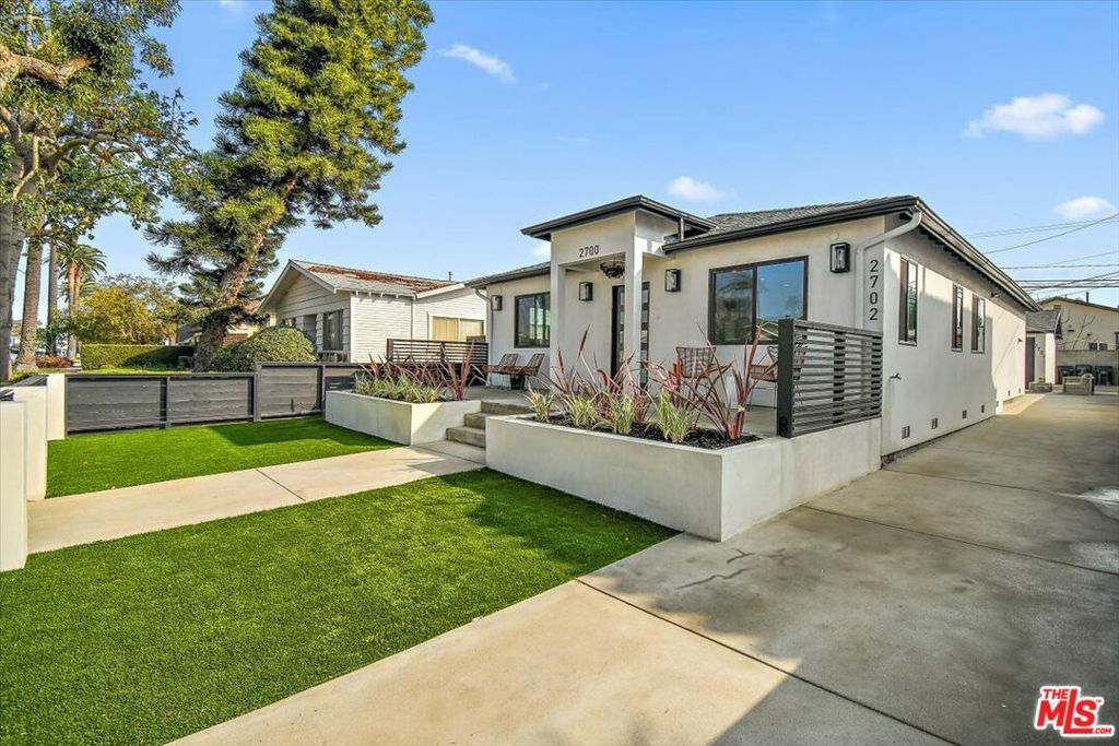 Property Photo:  2700 S Palm Grove Avenue  CA 90016 