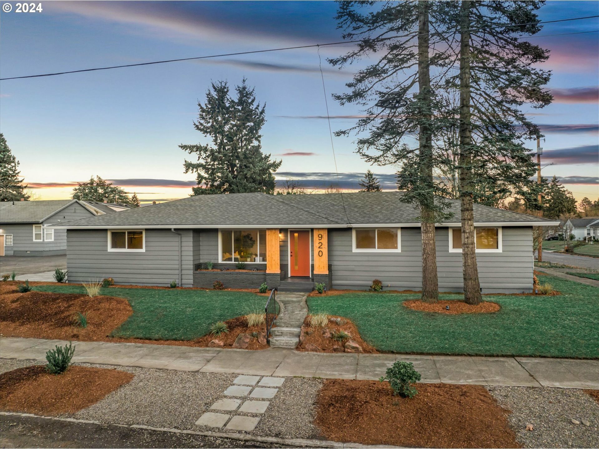 Property Photo:  920 SE 84th Ave  OR 97216 