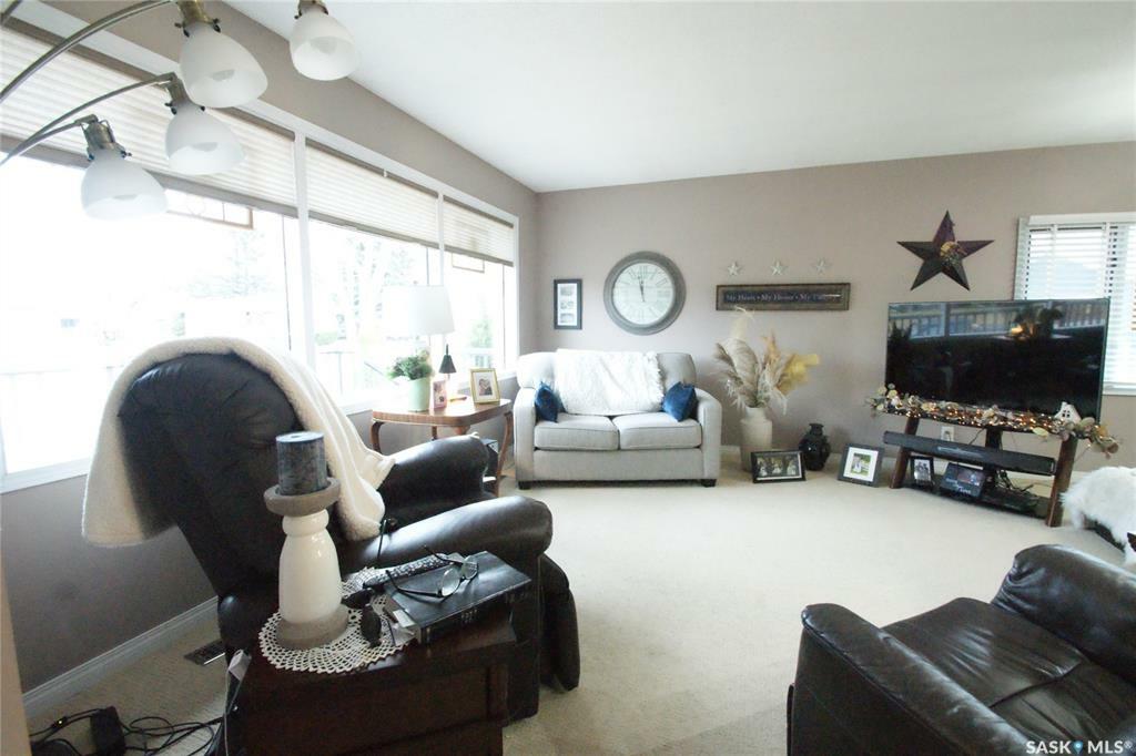 Property Photo:  4 Young Crescent  SK S7J 2L4 