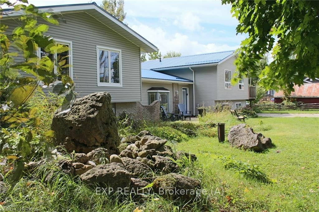 Property Photo:  208 Pellisier St  ON N0C 1E0 