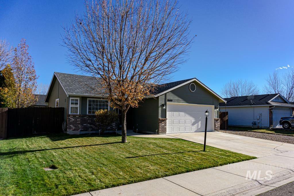 Property Photo:  1080 N Maple Creek  ID 83642-4053 